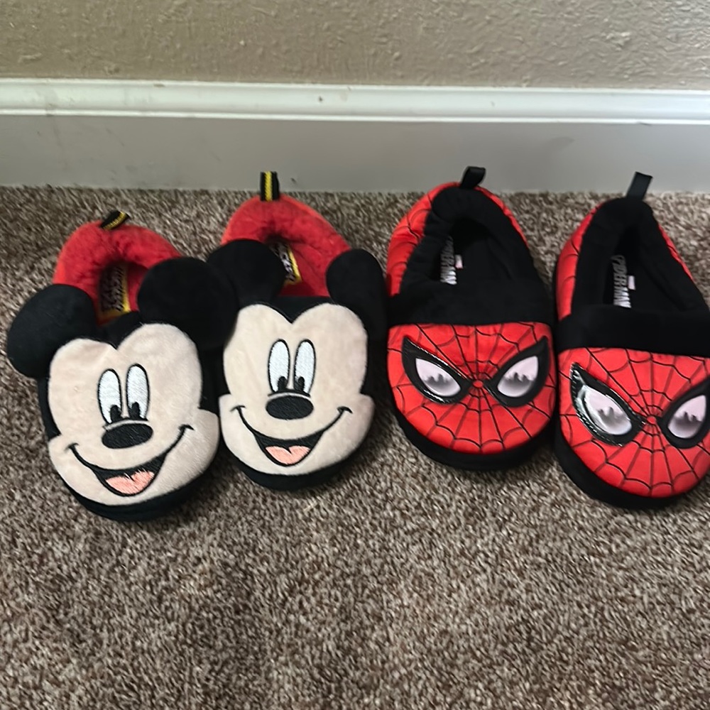 Boys slippers Size 9-10 new